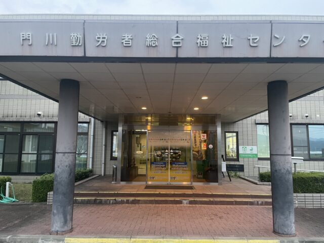 【地域応援】「門川町勤労者総合福祉センター」エントランスに宮崎国スポ2027の応援ラッピングが設置されました！
